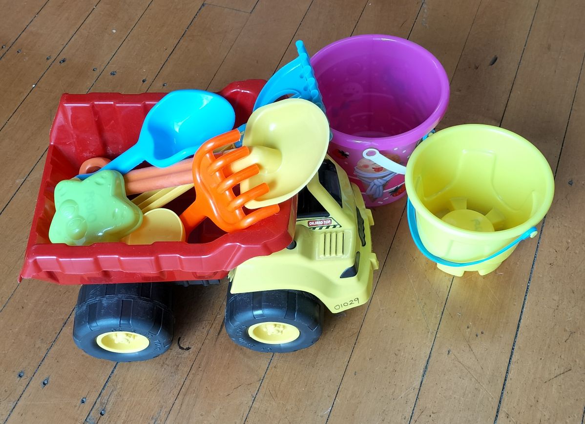 beach-shelter-and-beach-toys